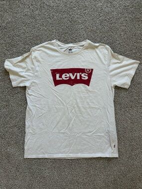 levi’s crew tee